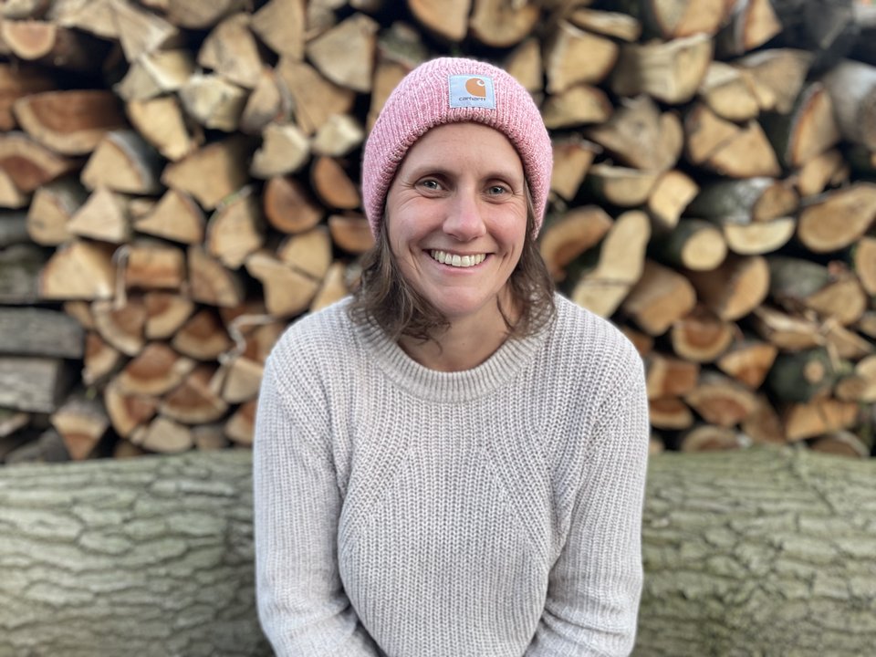 Ulrike Möhrling mit rosa Mütze und grauem Pullover
